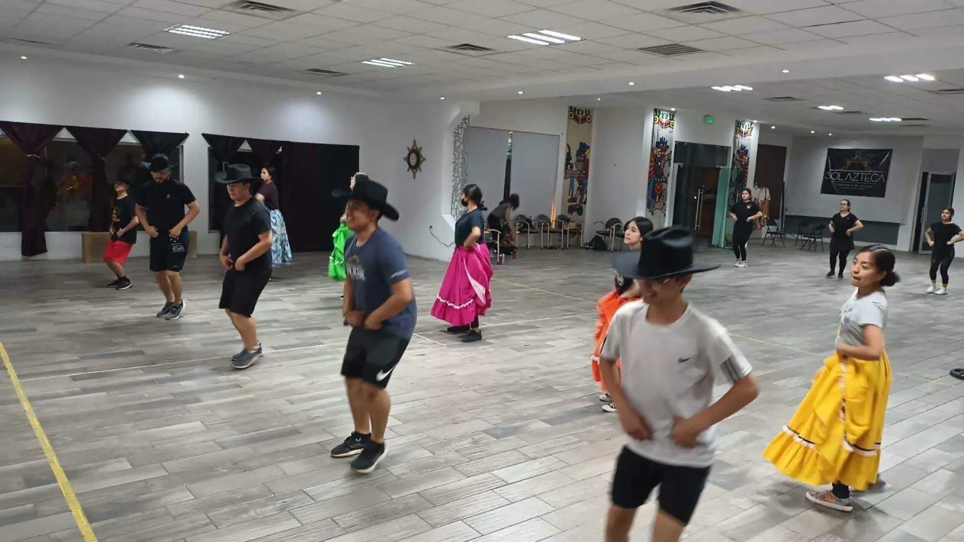 Los miembros de la Compañía de Danza Sol Azteca se preparan para viajar en julio a Colombia